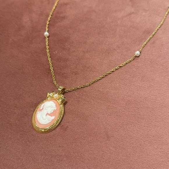 Elegant Vintage Gold Cameo Pendant Necklace. - Picture 2 of 5